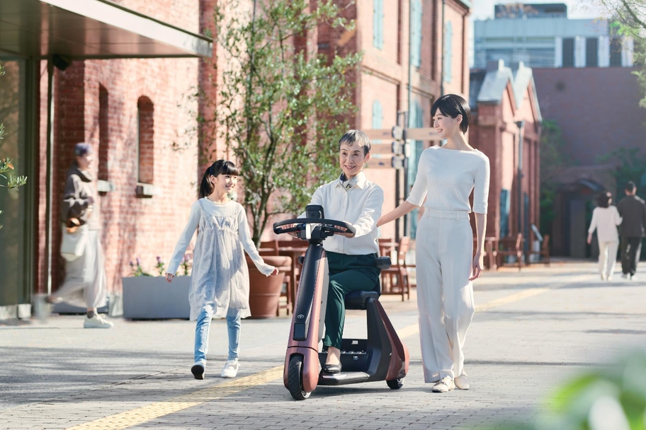 【モデル入り素材】C+walk S “Safety support”